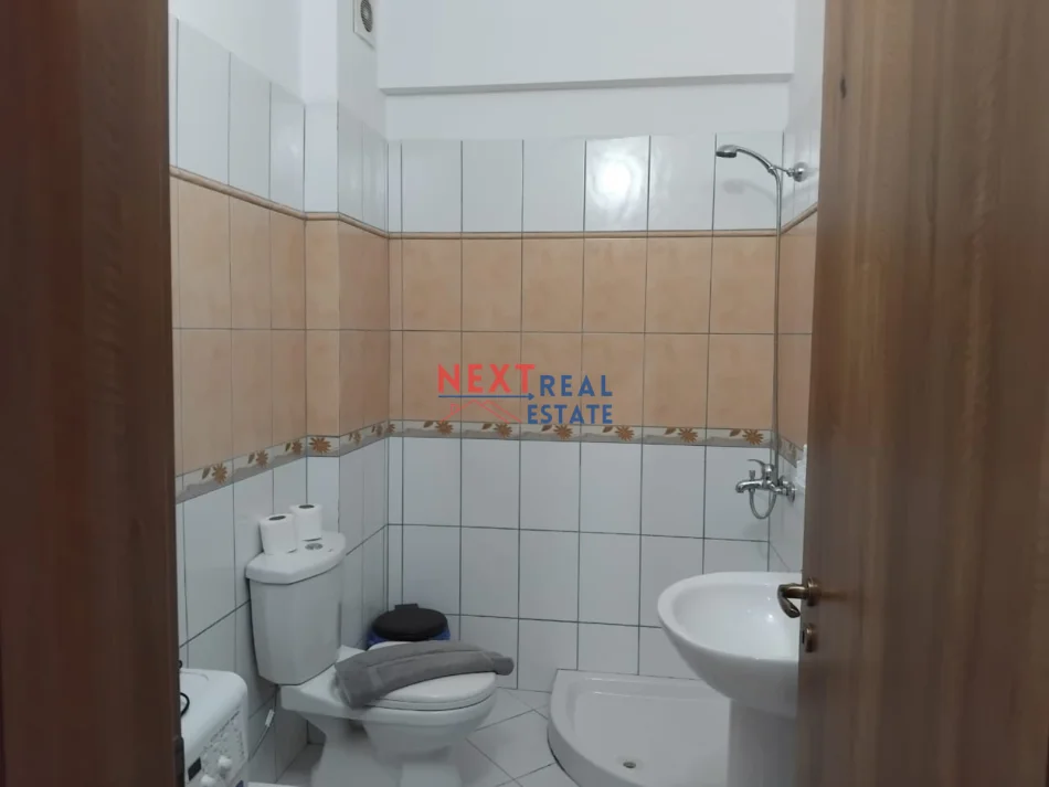 Vlore, jepet me qera apartament 2+1+Ballkon Kati 3, 70 m² 500 € (GJYKATA E RRETHIT GJYQESOR VLORE)