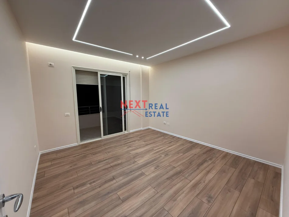 Vlore, shitet apartament 1+1+Ballkon Kati 8, 77 m² 120.000 € (KOMBINATI I PESHKUT)
