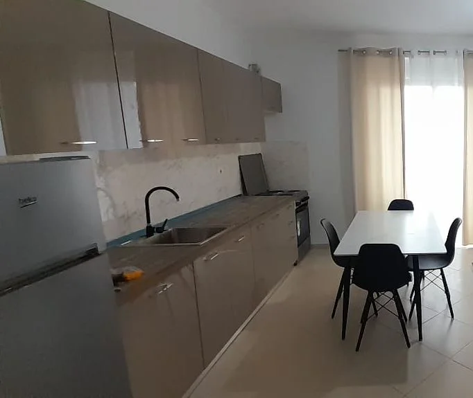 Tirane, jepet me qera apartament 2+2+3Ballkon Kati 3, 118 m² 400 € (fresku)