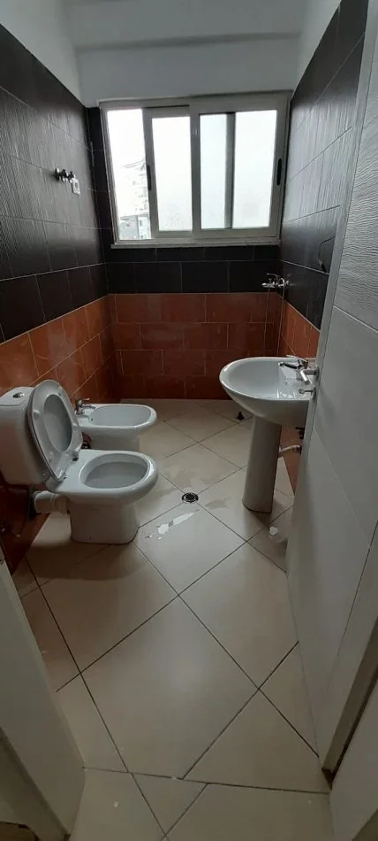 Tirane, jepet me qera apartament 2+2+3Ballkon Kati 3, 118 m² 400 € (fresku)