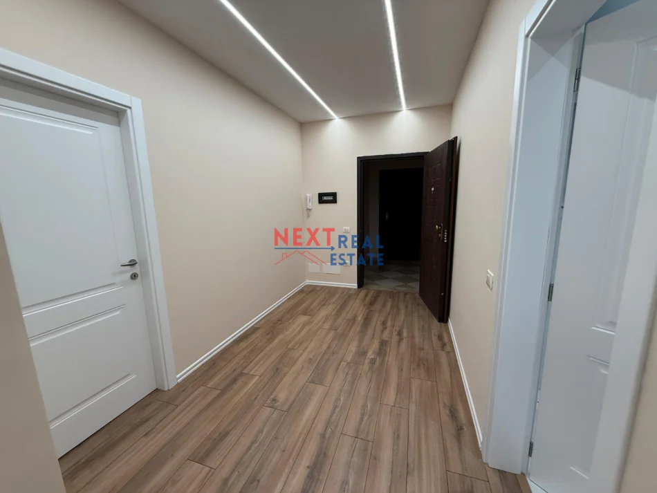 Vlore, shitet apartament 1+1+Ballkon Kati 8, 77 m² 120.000 € (KOMBINATI I PESHKUT)