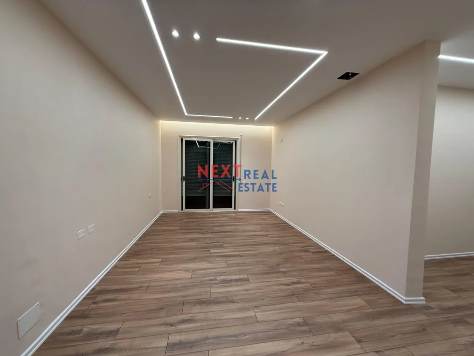 Vlore, shitet apartament 1+1+Ballkon Kati 8, 77 m² 120.000 € (KOMBINATI I PESHKUT)