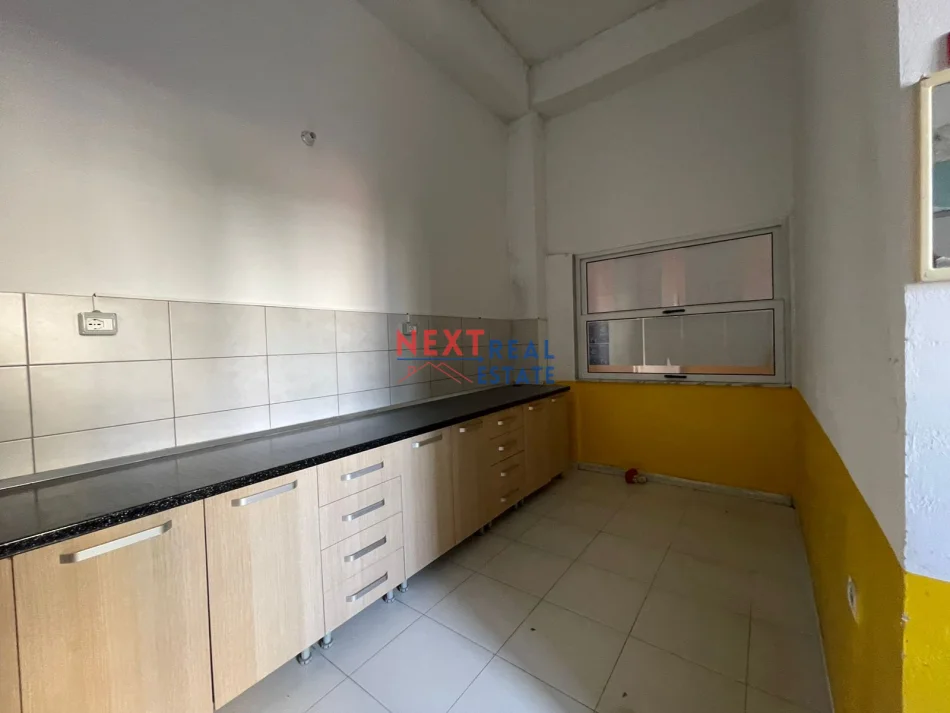 REZERVO PRONEN VETEM ME 500€! Vlore, jepet me qera ambjent biznesi Kati 2, 190 m² 1.000 € (Tek Riviera)