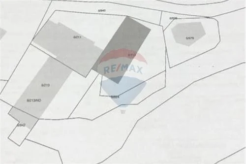 Tirane, shitet dyqan Kati 0, 194 m² 230.000 Euro (Brrylin, perballe me Maternitetin e Ri)