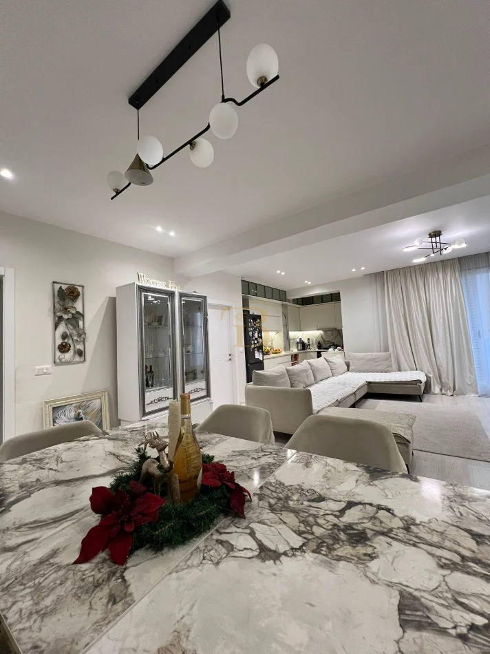 Tirane, shitet apartament 2+1+Ballkon Kati 6, 110 m² 375.000 € (komuna e Parisit)