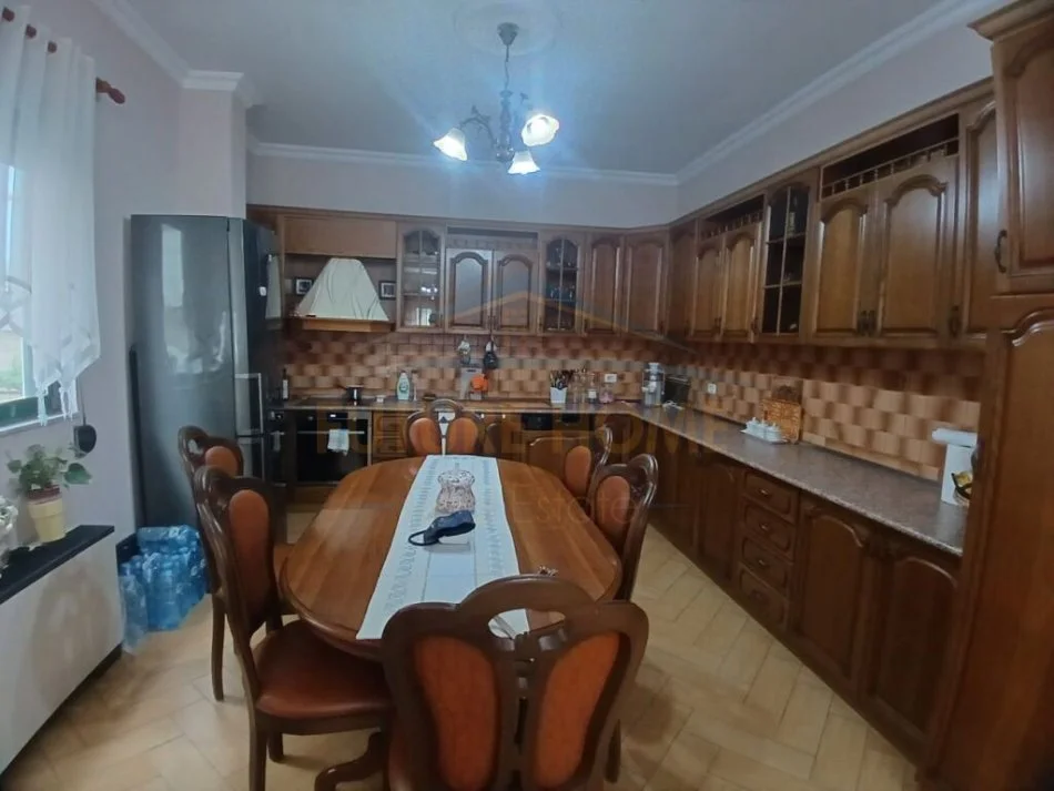 Shkozet, jepet me qera shtepi , 256 m² 2.000 € (Durres)