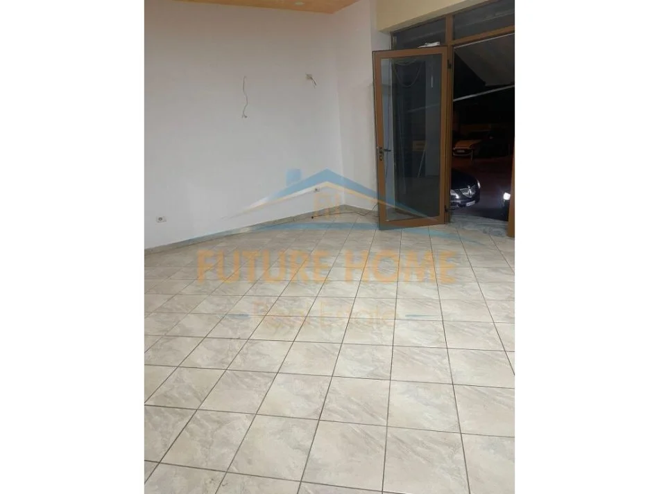Hekurudha, jepet me qera ambjent biznesi Kati 0, 50 m² 400 € (Plazh)