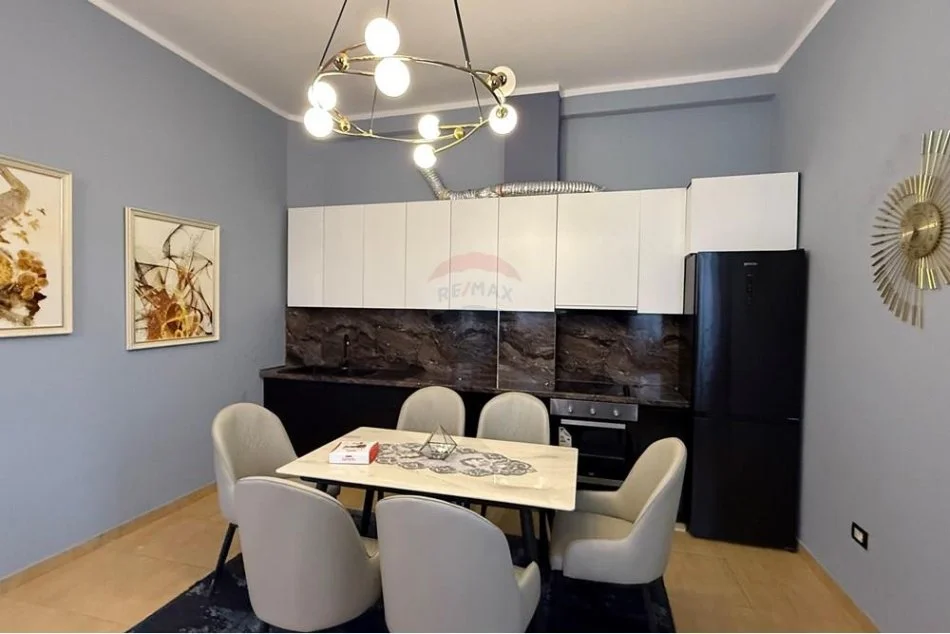 Tirane, jepet me qera 1+1 Kati 1, 64 m² 400 € 