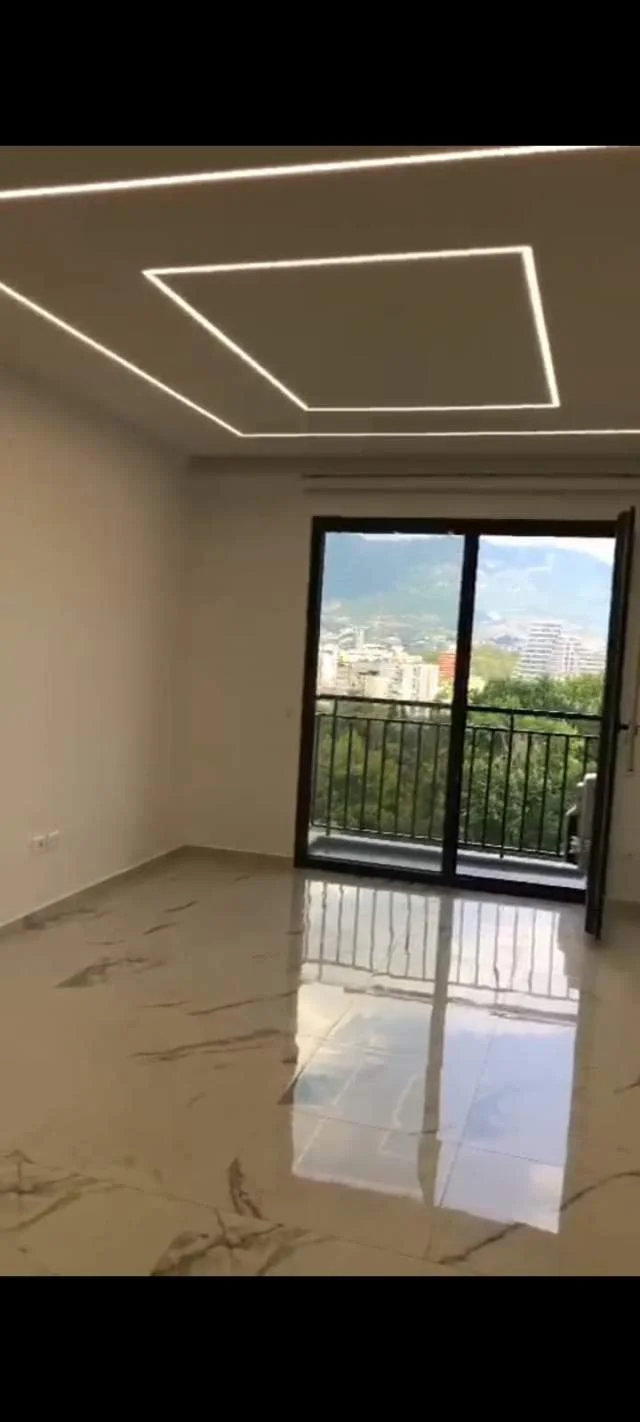 Tirane, jepet me qera zyre 75 m² 700 Euro (Tek Kopshti Botanik)