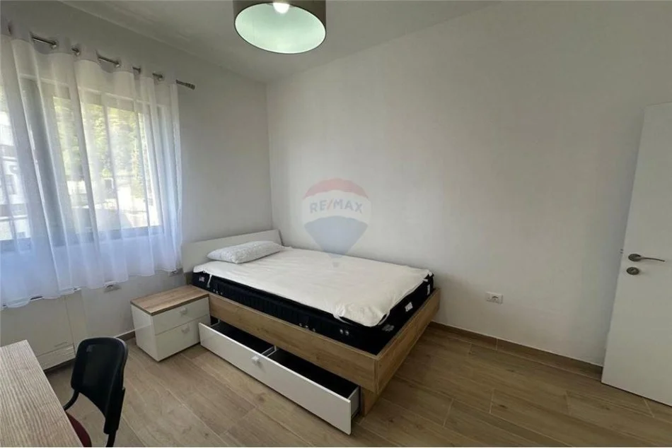 Tirane, jepet me qera apartament 3+1+Ballkon Kati 2, 122 m² 750 € (Rezidenca Kodra e Diellit)