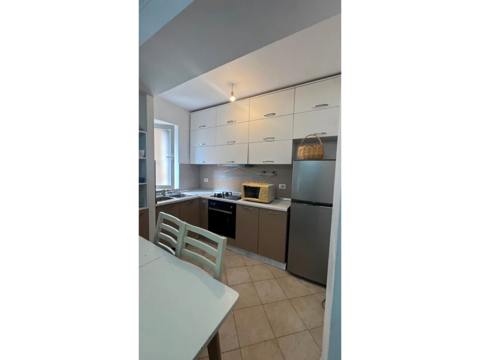 Tirane, jepet me qera apartament 3+1 Kati 2, 95 m² 600 € (RRUGA FORTUZI)