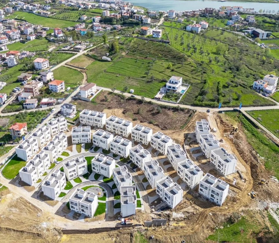 Tirane, shes vile 3 Katshe , 196 m² ndertim + 124m² oborr 39.000.000 Lek (Farke Sauk)