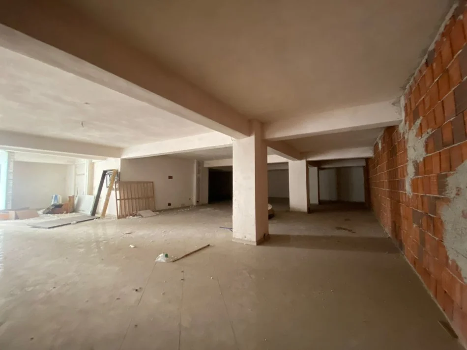 Tirane, shitet ambjent biznesi Kati 0, 310 m² 325.000 € (Rruga Sotir Caci)