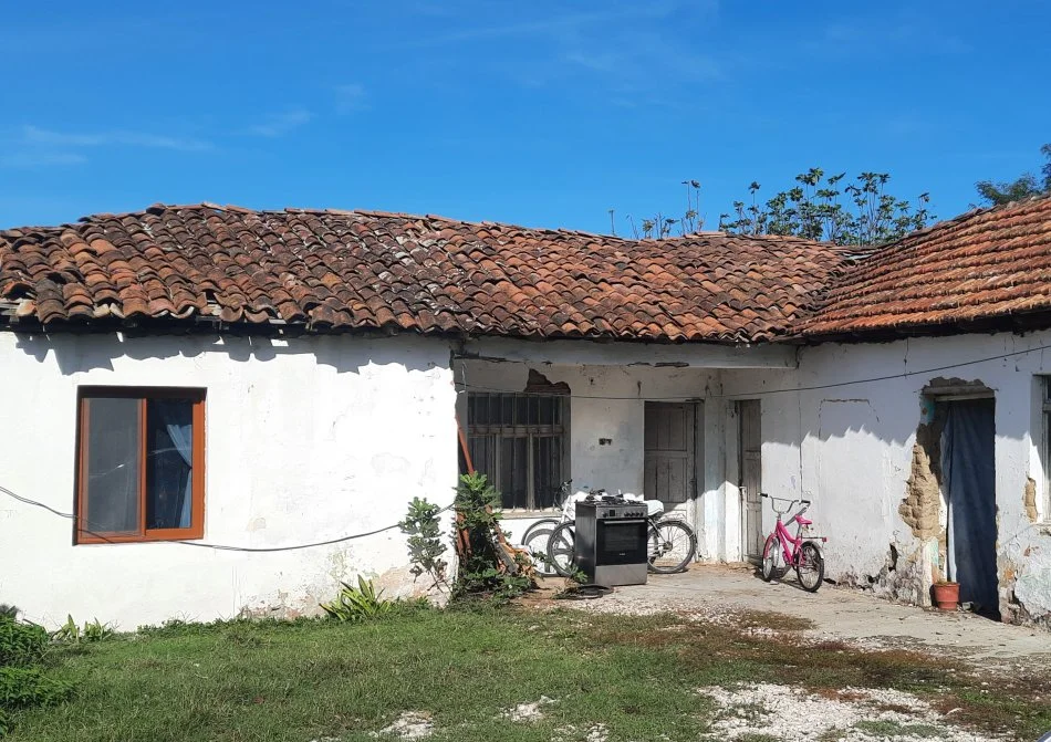 Kruje, Shitet Truall 300 m² + Ndertese 150 m², Cmimi Fillestar 912,000 Leke (Nikel)