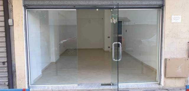 Tirane, dyqan30 m²  tek Komuna e Parisit 210 Euro Ngjitur me Kika2 ose Pasticeri Ardi
