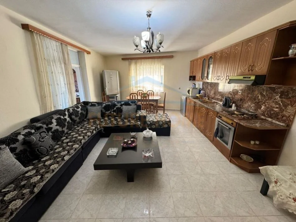 Korce, shitet apartament 2+1+Ballkon Kati 4, 90 m² 60.000 € (Lagjia 7, Korçë)