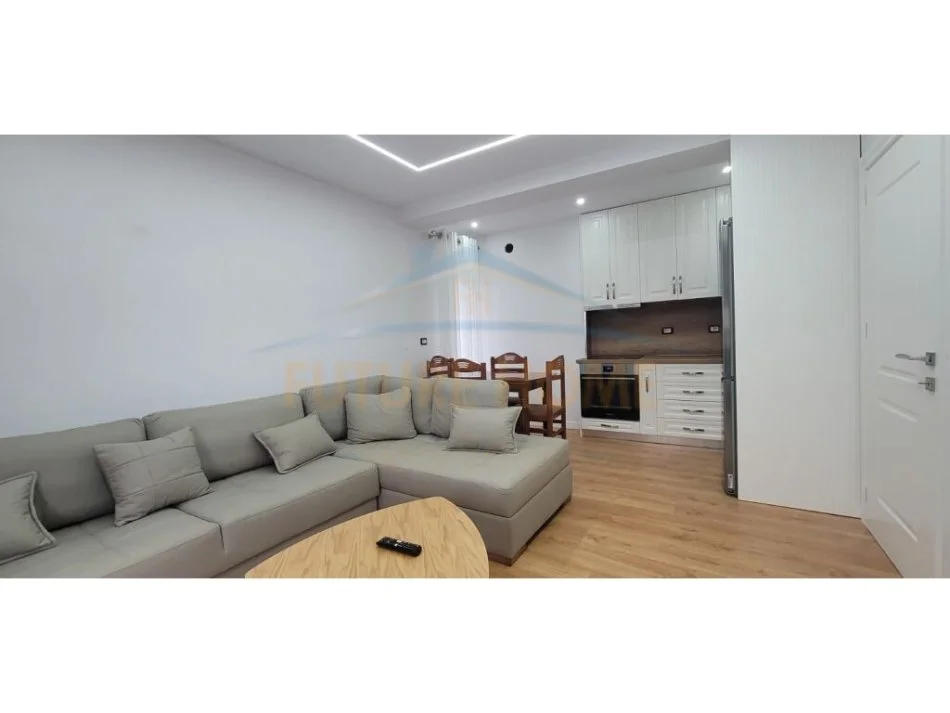 Korce, jepet me qera apartament 1+1+Ballkon Kati 3, 71 m² 350 € (Bulevard Republika, Korçë)