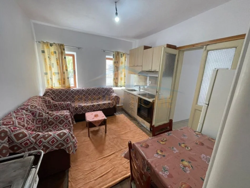 Korce, jepet me qera apartament 2+1 Kati 2, 80 m² 230 € (Lagjia 3, Korçë)