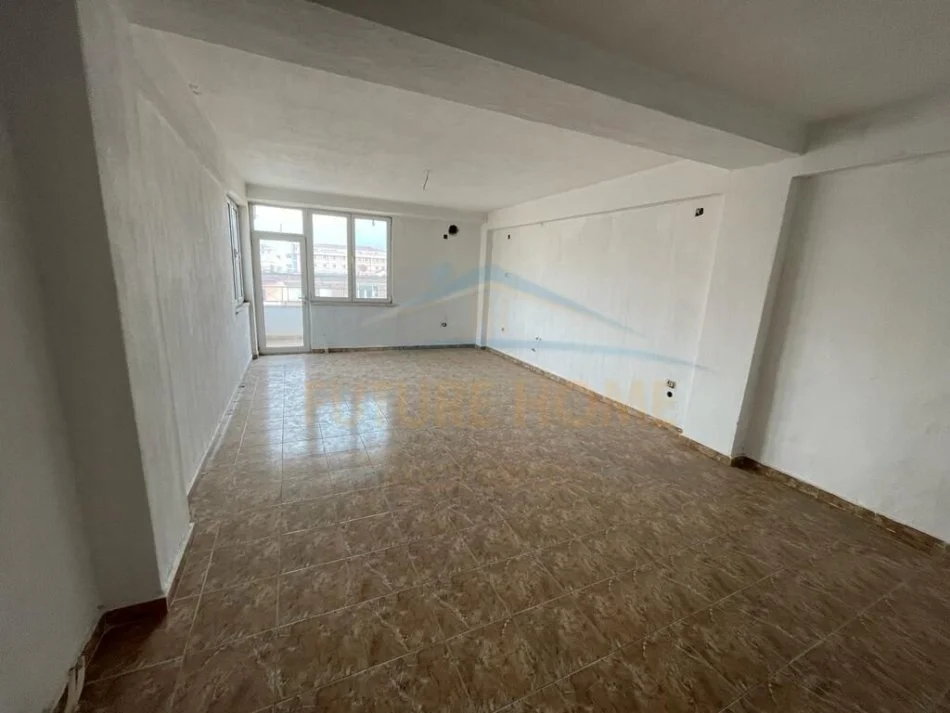 Korce, shitet apartament 2+1+Ballkon Kati 4, 130 m² 52.000 € (Lagjia 16, Korçë)