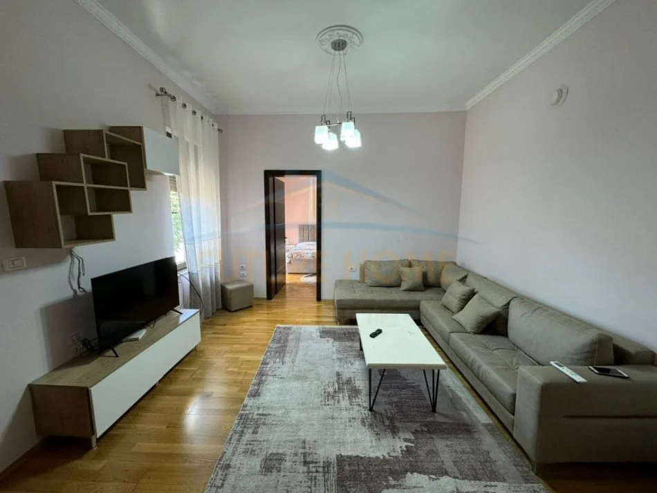 Korce, jepet me qera apartament 1+1 Kati 2, 80 m² 300 € (Bulevard Republika)