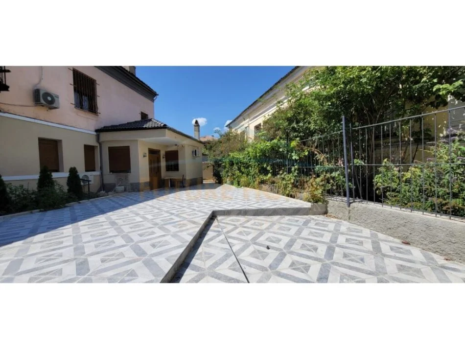 Korce, jepet me qera apartament 3+1 Kati 1, 600 € (Lagjia 12)