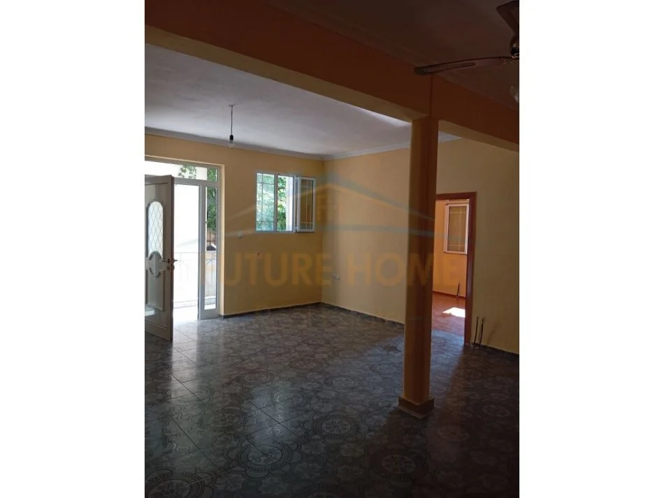 Korce, jepet me qera apartament 3+1 Kati 1, 140 m² 300 € (Lagjia 4)