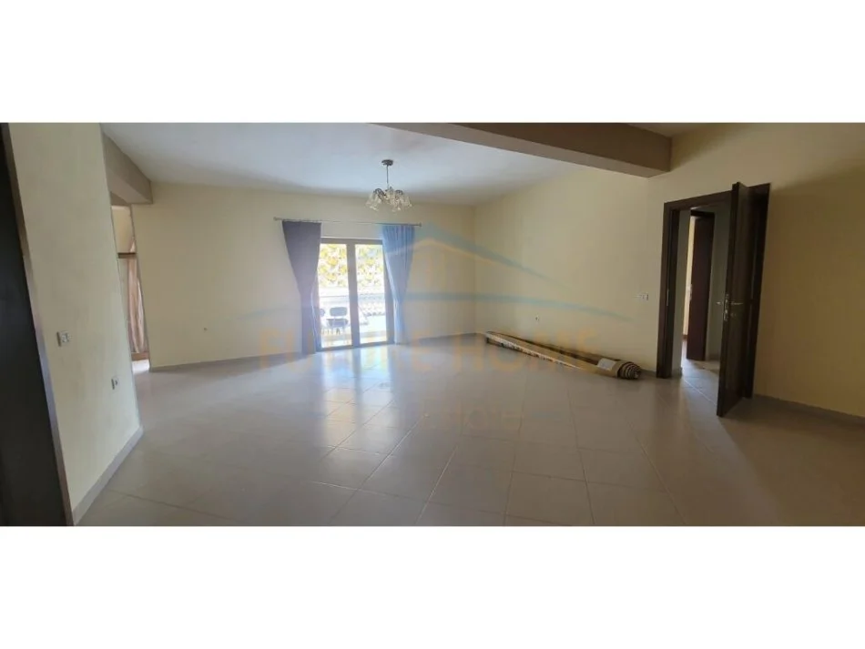 Korce, shitet apartament 3+1+Aneks+Ballkon Kati 3, 120 m² 95.000 € (Lagjia e re)