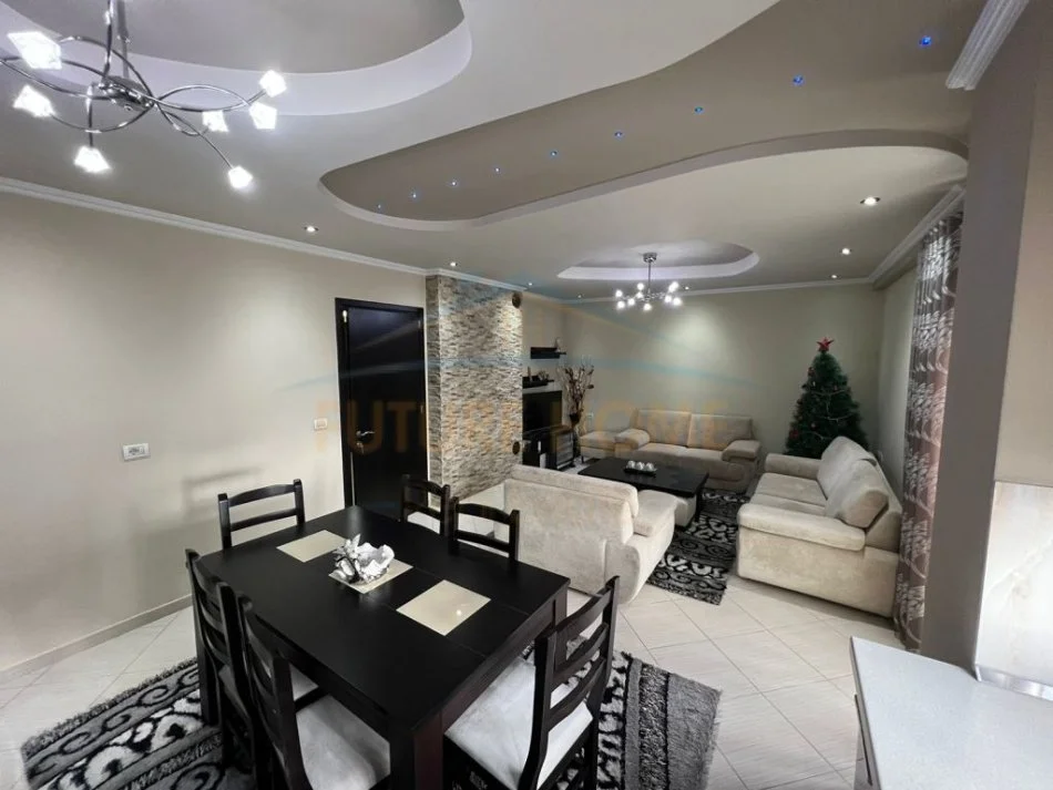 Korce, jepet me qera apartament 2+1+Ballkon Kati 7, 124 m² 350 € (Terminali i Autobuzave, Korçë)