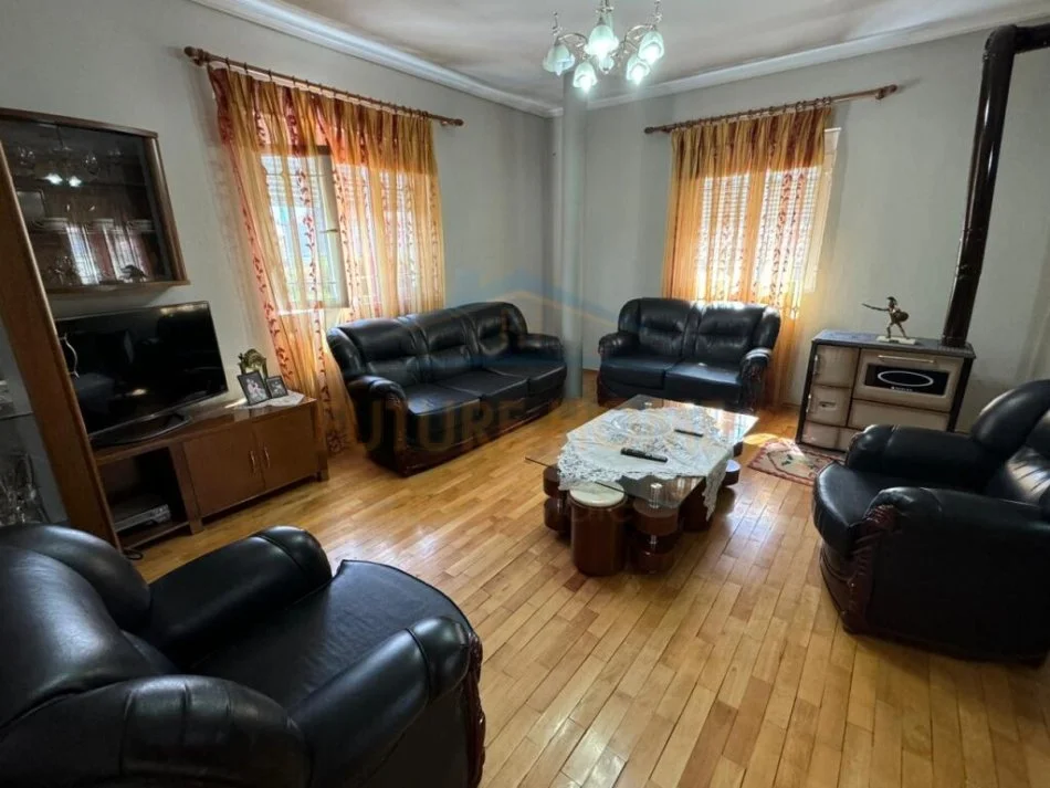 Korce, jepet me qera apartament 2+1+Ballkon Kati 2, 100 m² 250 € (Km 5 Korçë - Pogradec (Biranj))