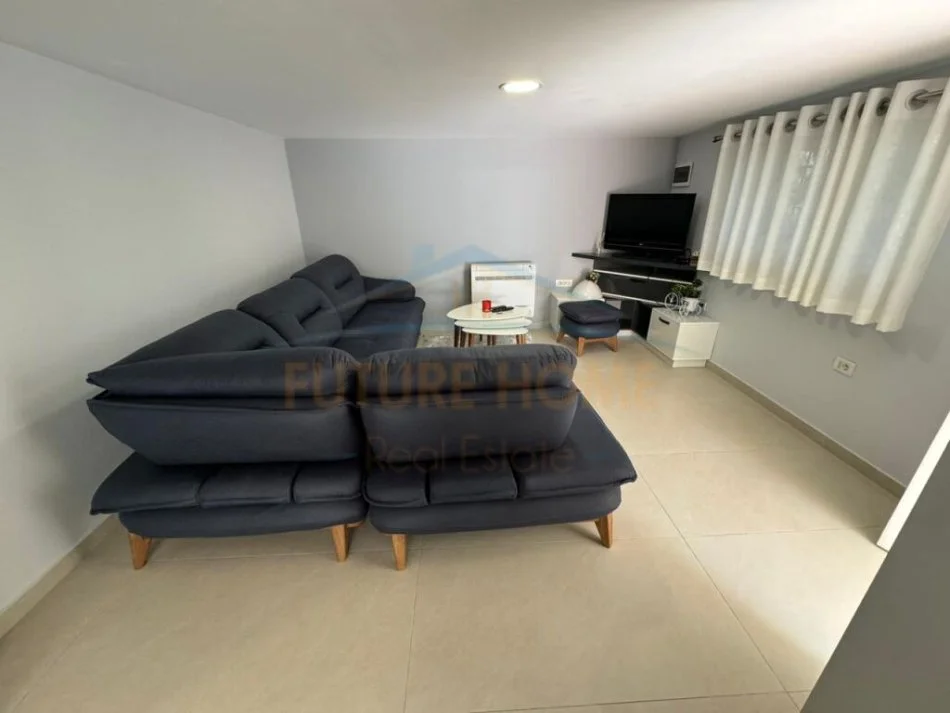 Korce, jepet me qera apartament 2+1+Ballkon Kati 1, 100 m² 250 € (Km 5 Korçë - Pogradec (Biranj))