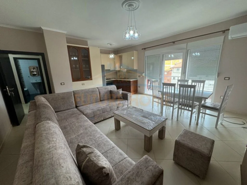 Korce, jepet me qera apartament 1+1+Ballkon Kati 3, 80 m² 300 € (Lagjia 9)