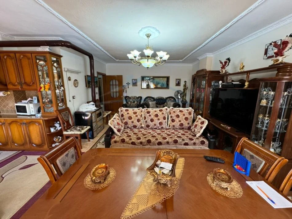 Korce, shitet apartament Kati 5, 128 m² 90.000 € (Lagjia 8)