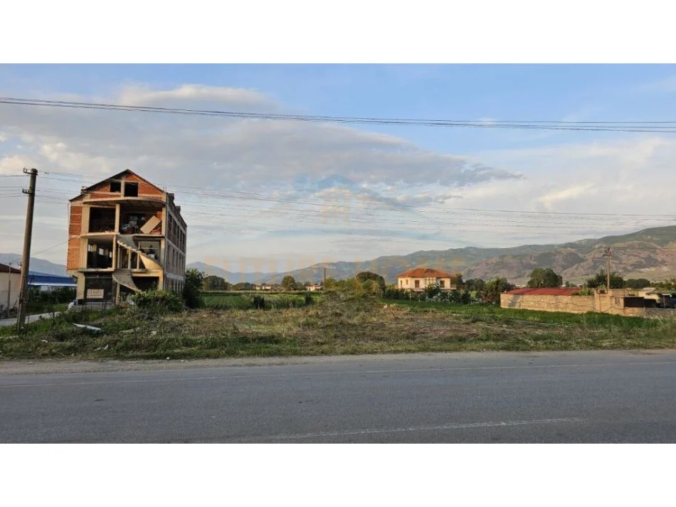 Korce, shitet toke , 4.100 m² 190.000 € (Km 1 Korçë - Tiranë)