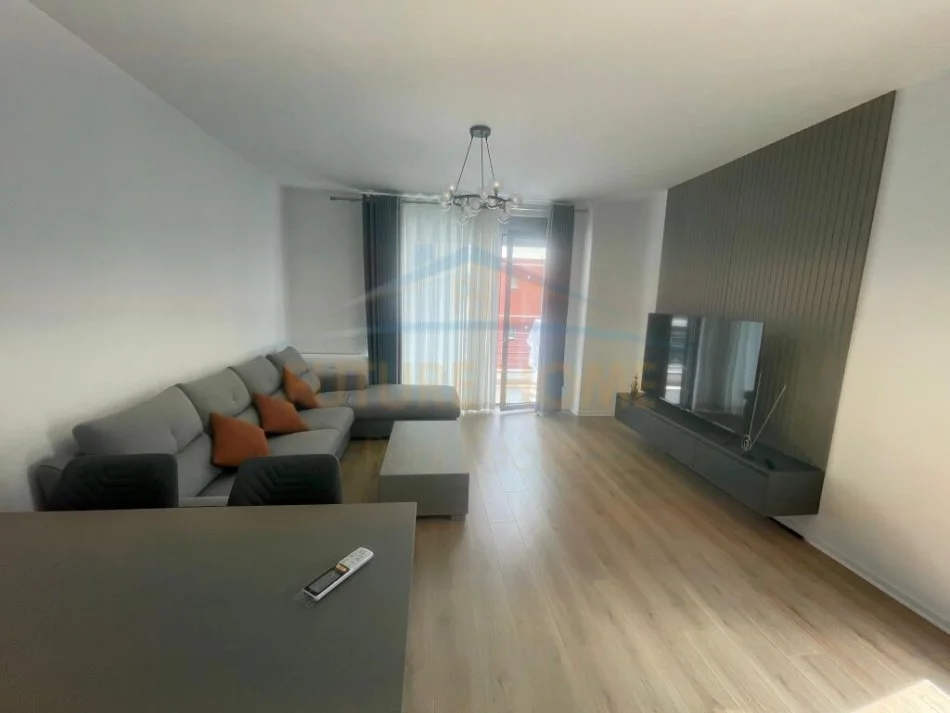 Korce, jepet me qera apartament 2+1 Kati 7, 126 m² 500 € (Terminali)