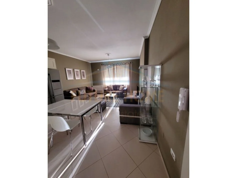 Korce, jepet me qera apartament 1+1 Kati 7, 70 m² 350 € (Lagjia 9)