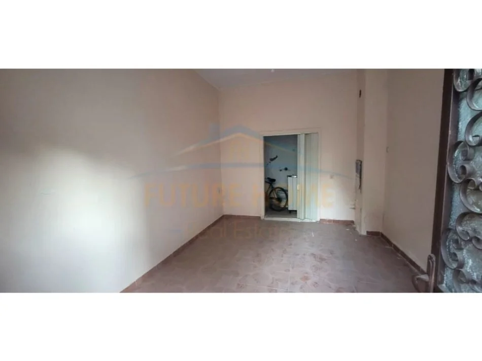 Korce, jepet me qera ambjent biznesi Kati 0, 25 m² 100 € (Bulevard Gjergj Kastrioti, Korçë)