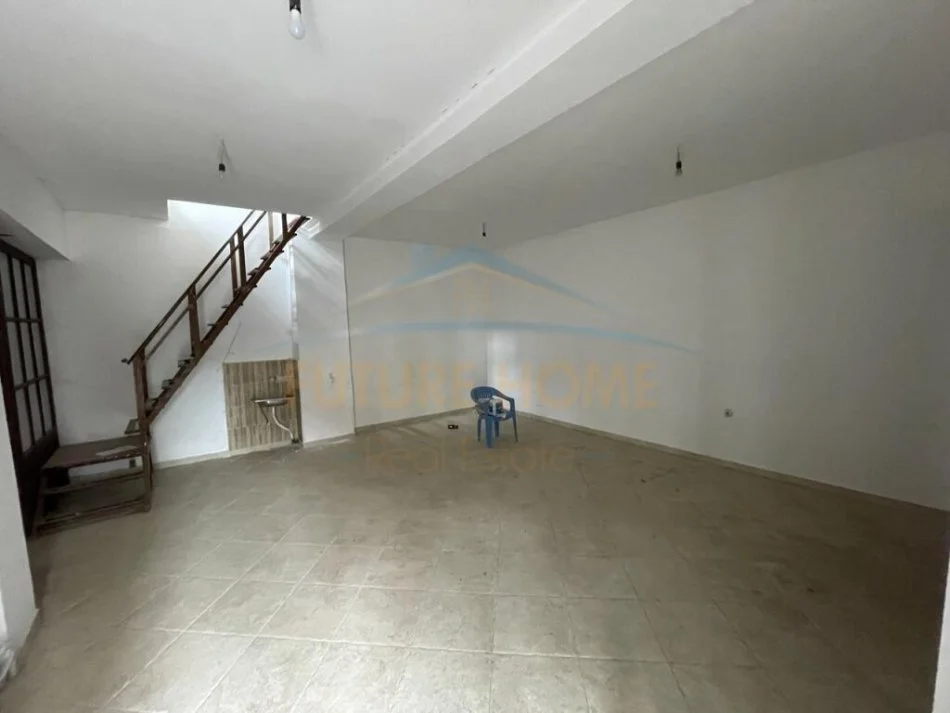 Korce, shitet dyqan Kati 2, 141 m² 120.000 € (Pazari i vjetër, Korçë)