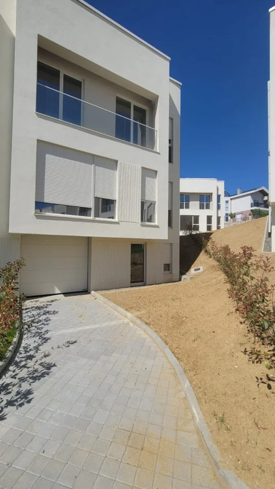 Tirane, shes vile 3 Katshe , 196 m² ndertim + 124m² oborr 39.000.000 Lek (Farke Sauk)