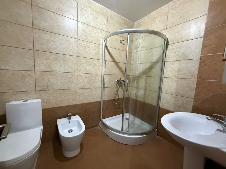 Tirane, jepet me qera apartament 1+1+Ballkon Kati 6, 75 m² 450 € (Xhanfize keko)