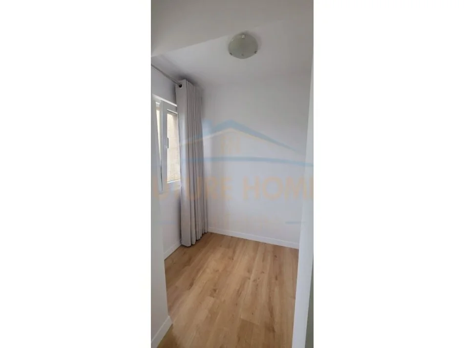 Korce, jepet me qera apartament 1+1+Ballkon Kati 3, 71 m² 350 € (Bulevard Republika, Korçë)