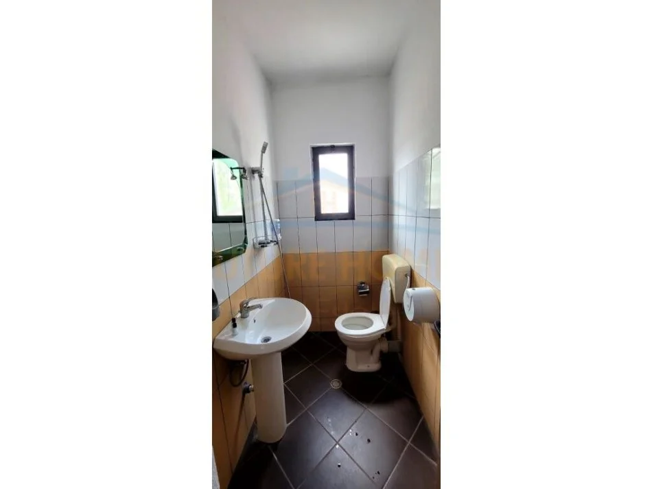 Korce, shitet hotel Kati 2, 370 m² 220.000 € (Km 4 Korçë - Bilisht)