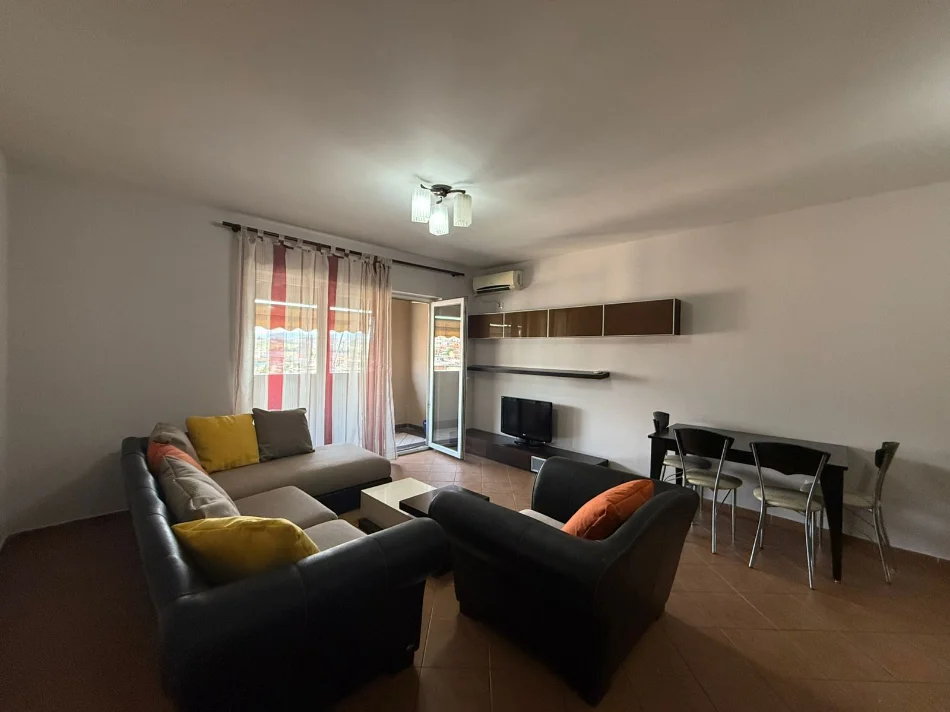 Tirane, jepet me qera apartament 1+1+Ballkon Kati 6, 75 m² 450 € (Xhanfize keko)