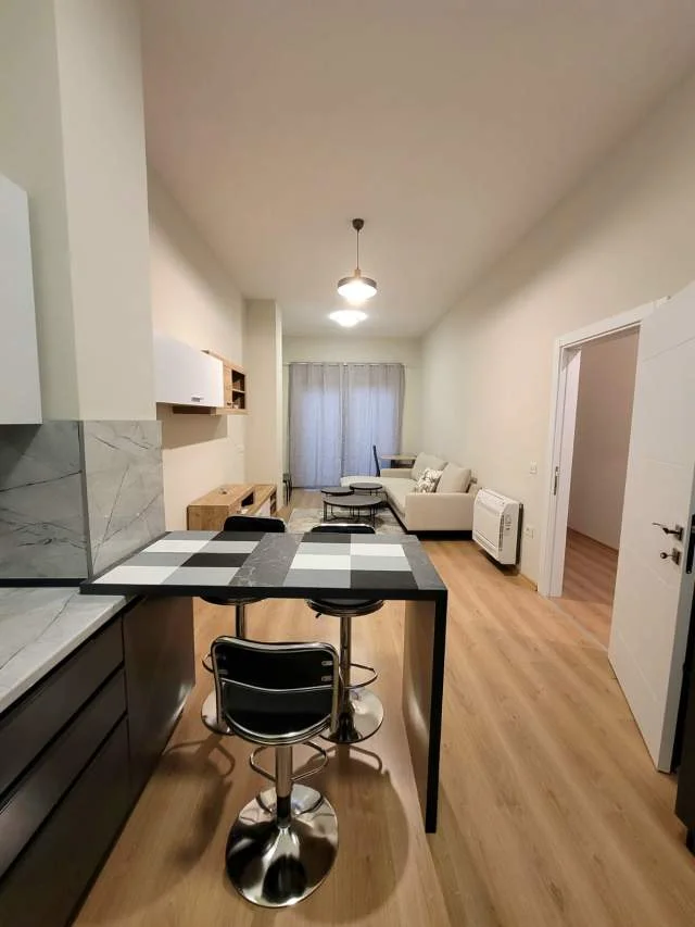 Jepet me qira apartament 2 + 1 + 2 + verande prane liqenit te thate!