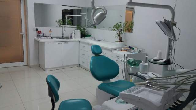 Tirane, jap me qera ambjent biznesi klinike dentare e kompletuar, Kati 1, 64 m² 40.000 Leke (ne zonen e ish Bllokut)