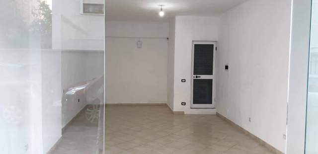 Tirane, dyqan30 m²  tek Komuna e Parisit 210 Euro Ngjitur me Kika2 ose Pasticeri Ardi
