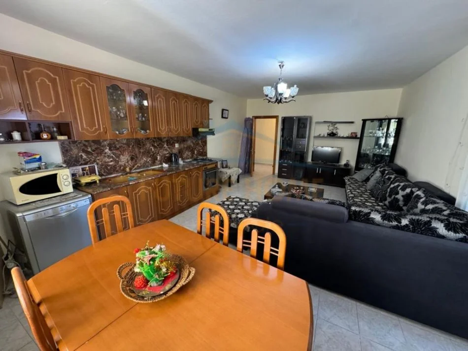 Korce, shitet apartament 2+1+Ballkon Kati 4, 90 m² 60.000 € (Lagjia 7, Korçë)