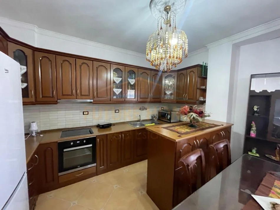 Korce, jepet me qera apartament 2+1 Kati 2, 80 m² 300 € (Lagjia 3, Korçë)