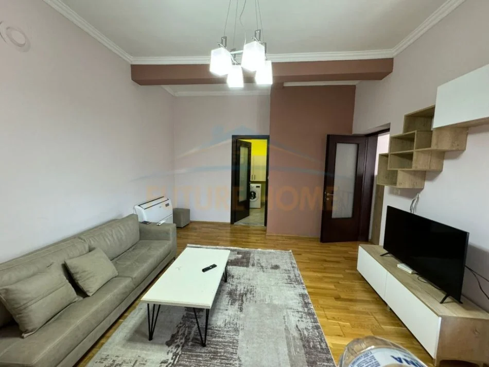 Korce, jepet me qera apartament 1+1 Kati 2, 80 m² 300 € (Bulevard Republika)