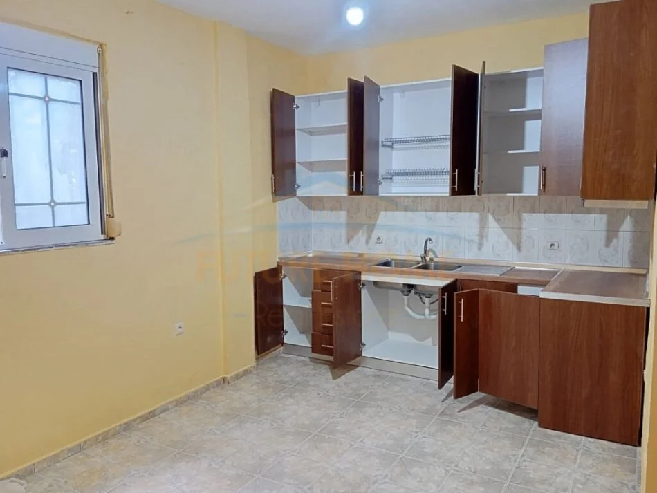 Korce, jepet me qera apartament 3+1 Kati 1, 140 m² 300 € (Lagjia 4)