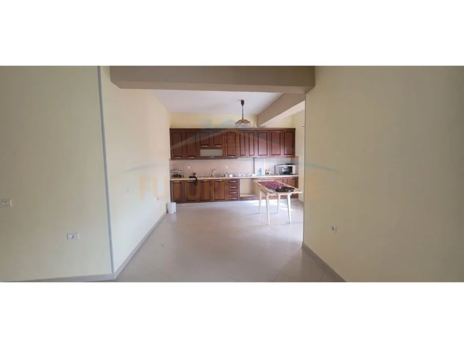 Korce, shitet apartament 3+1+Aneks+Ballkon Kati 3, 120 m² 95.000 € (Lagjia e re)